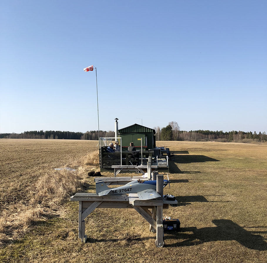 Radioflygarna dricker kaffe och njuter av sol och värme.