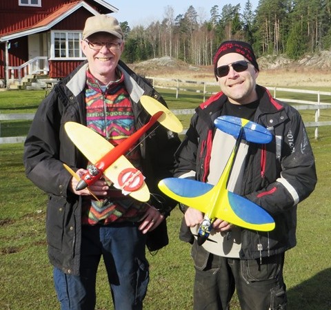 Klubbens två W-piloter med sina W-man