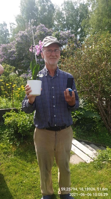 Willy Blom mottog naturligtvis priset på ett corona-säkert sätt hemma i trädgården!