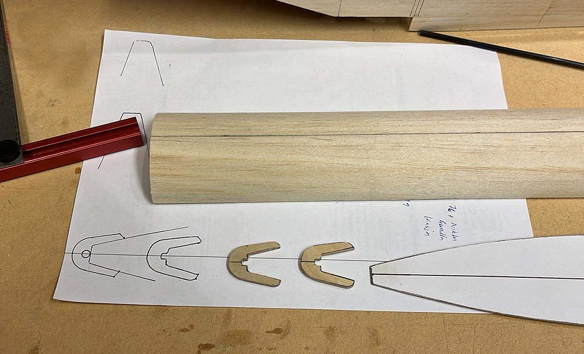 3mm plywoodclips håller flapshornet på plats.JPG