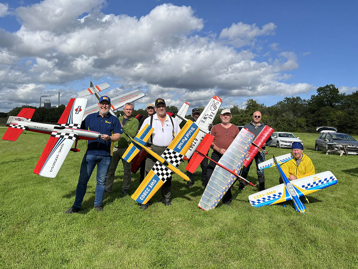 Traditionsenlig gruppbild av stuntpiloterna.jpg