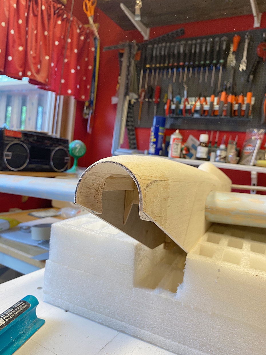Det är svårt att slipa ovandelen rund när den hårda plywooden sticker fram. Problemet avhjälptes genom att göra den omgivande balsan hård med tunt CA-lim.
