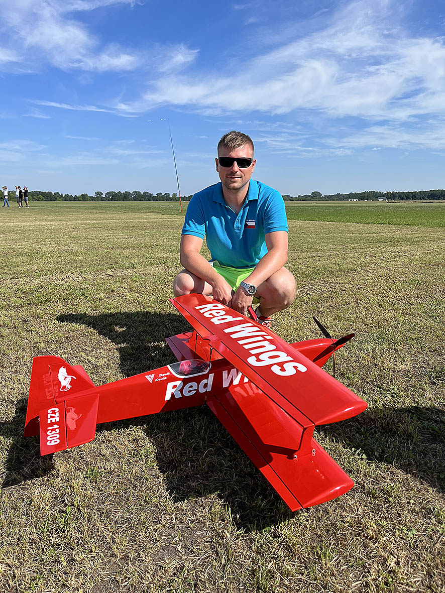 Zbyněk Kravcik med hans innovativa modell Red Wings.jpg