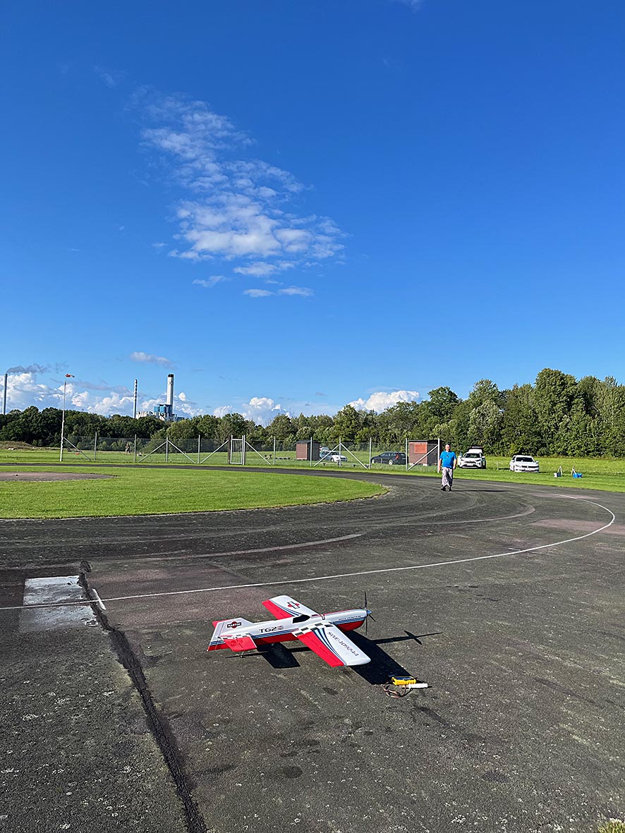 Niklas redo för dagens sista flygning. Lennart kommer för att släppa.jpg